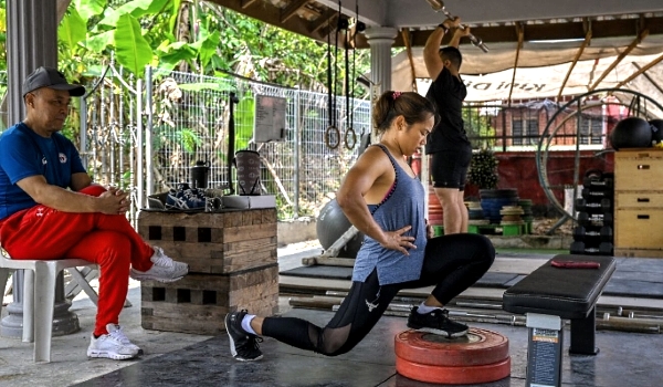 Hidilyn Diaz training at the garage of her coach's home at Kesang Tuan, Jasin.