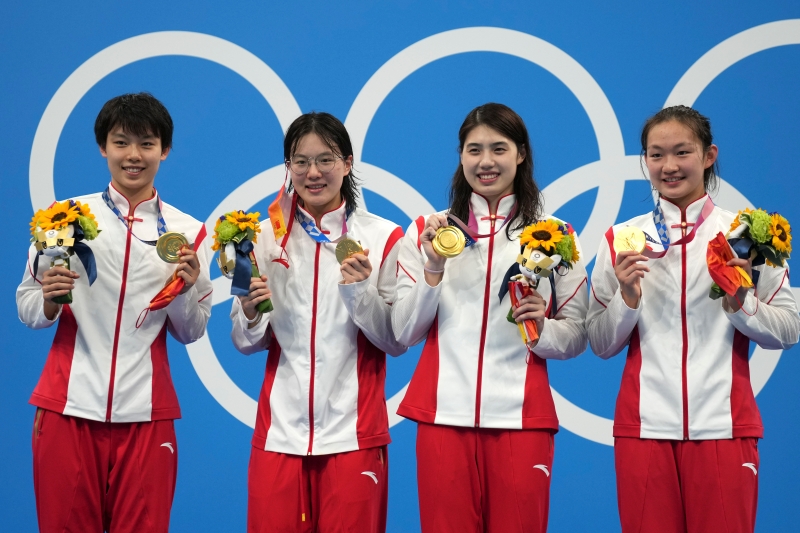 杨浚瑄（左起）、汤慕涵、张雨霏和李冰洁在女子4×200公尺自由泳接力项目中摘金后，欣喜地展示她们的奖牌。（美联社照片)