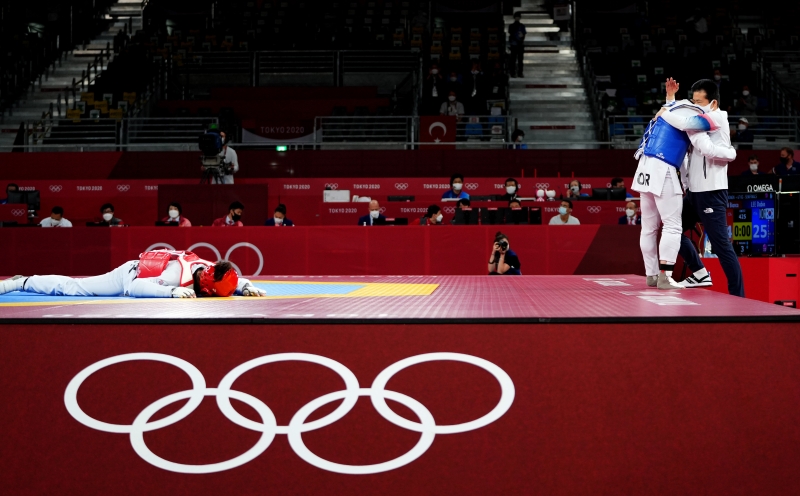7月27日，韩国选手李多彬（右二）在东京奥运会跆拳道女子67公斤以上级半决赛中战胜英国选手比安卡后与教练拥抱庆祝。（新华社照片）