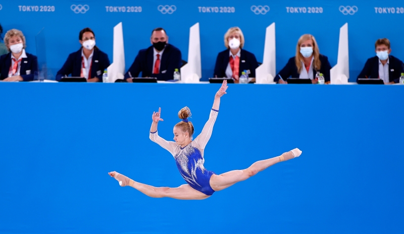 7月27日，俄罗斯运动员维多利亚在自由操比赛中一高难度的动作吸引全体评审的目光。（新华社照片）