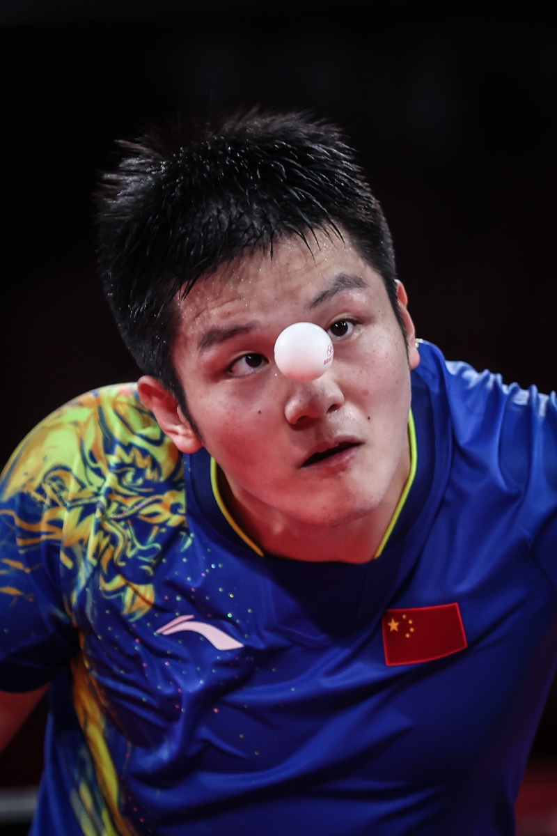 7月28日在东京奥运会乒乓球男子单打四分之一决赛中，中国选手樊振东以4比0战胜韩国选手郑荣植，晋级四强。（新华社照片）