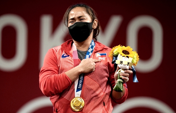 A tearful Hidilyn Diaz after winning a gold medal in Tokyo Olympics.