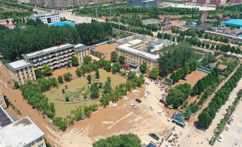 这是7月24日拍摄的淇县职业中等专业学校安置点（无人机照片）。

