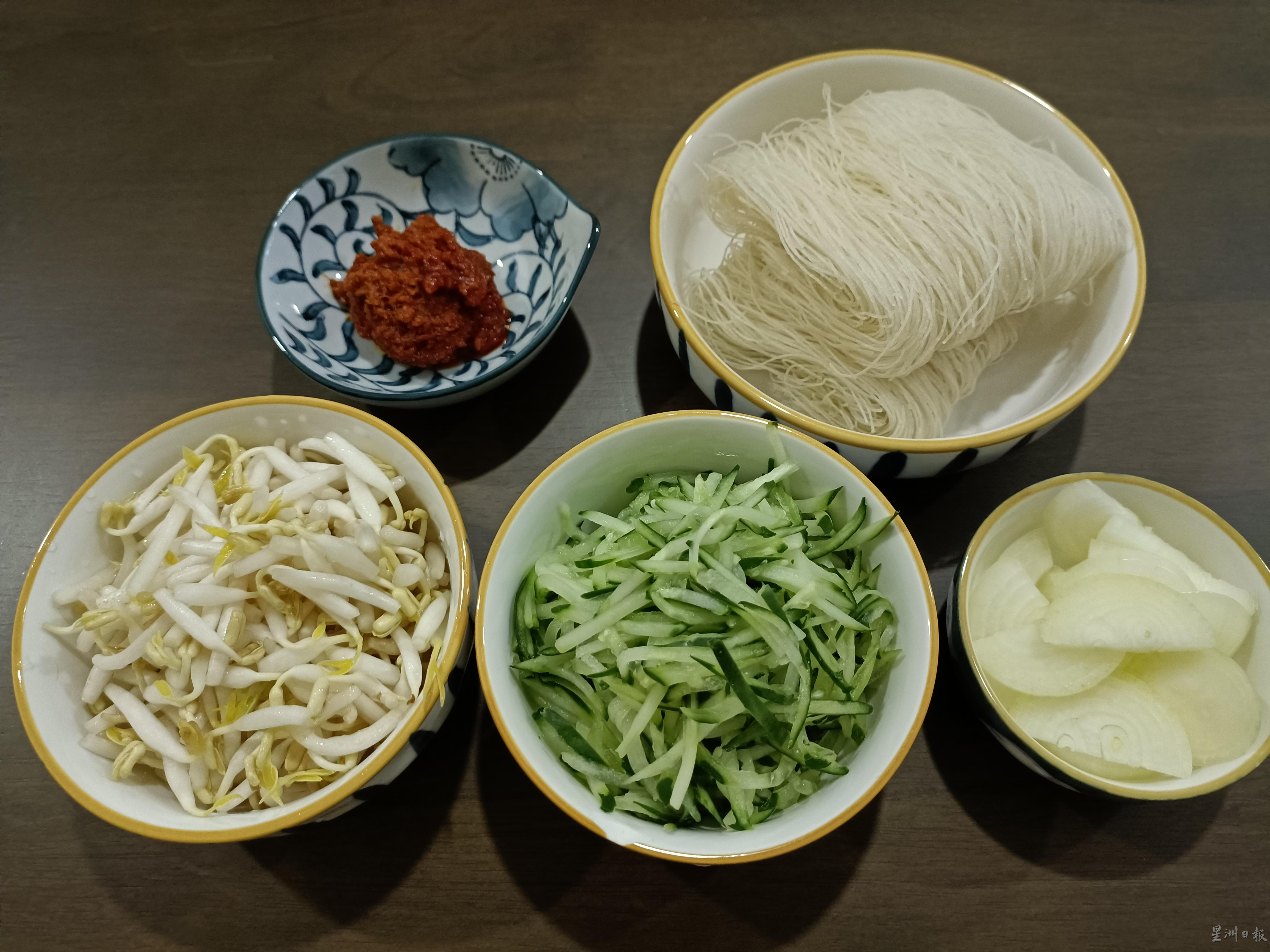 黄姜炒米粉配青瓜丝的材料：米粉、大葱、辣椒酱、青瓜、虾米碎、豆芽。