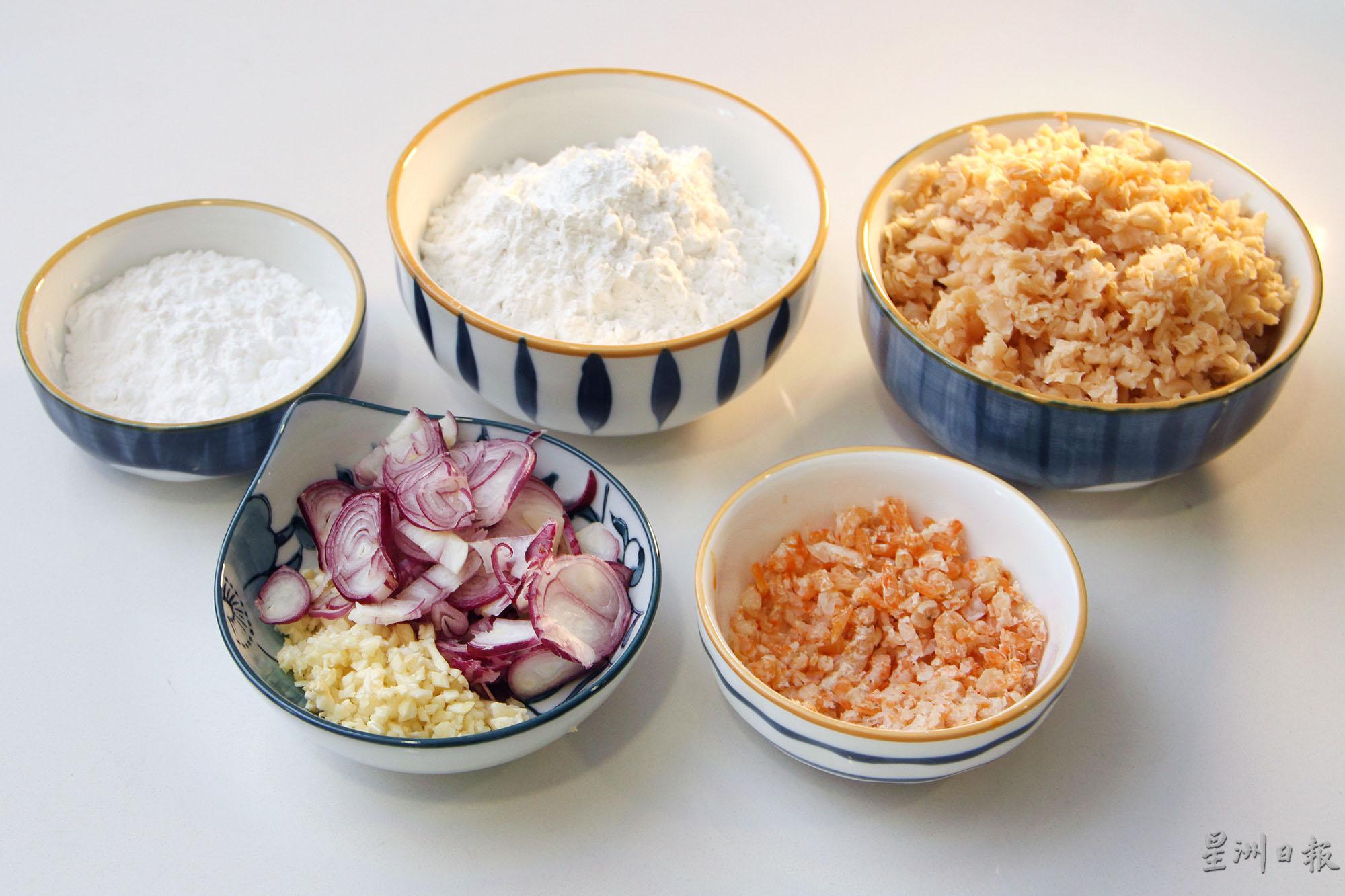 潮州水粿的材料有粘米粉、薯粉、虾米、蒜头、小葱及菜脯。