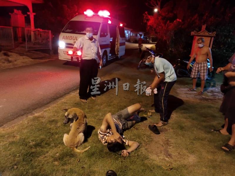 榕吉E公司发生毒蛇咬伤人事件，救护车到现场将伤者送进医院治疗，左为潘宥磬。