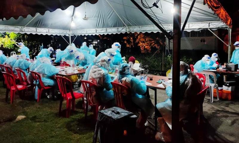 瓜拉庇朥县卫生局昨晚为爪西遮玛波慕尼花园343名居民进行冠病检测。