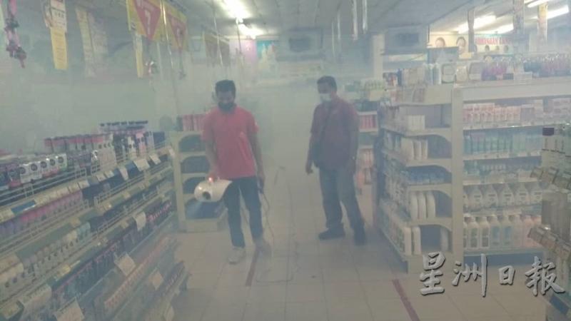 妮华娜超市峇株巴辖分行已在进行全面消毒工作。