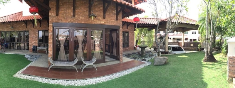 住家庭院采用峇厘岛休闲风格来设计，让人每天回家都有如同度假的感觉。