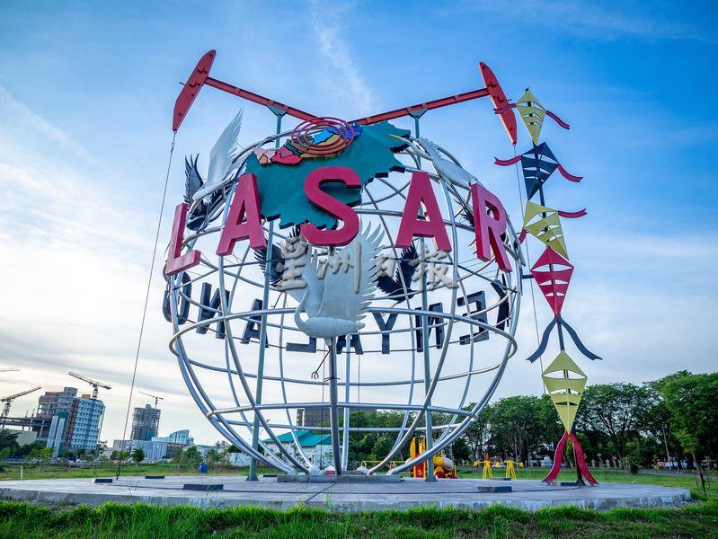 一个“大圆球”立在广场末端，并以婆罗洲国际风筝节与钻油平台为设计概念，此外也添加民都鲁的镇鸟白鹭。
