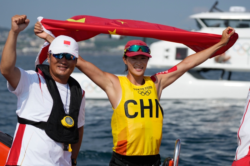 卢云秀（右) 继世锦赛之后又夺得奥运会冠军，证明了她夺冠毫不侥幸。（美联社照片）