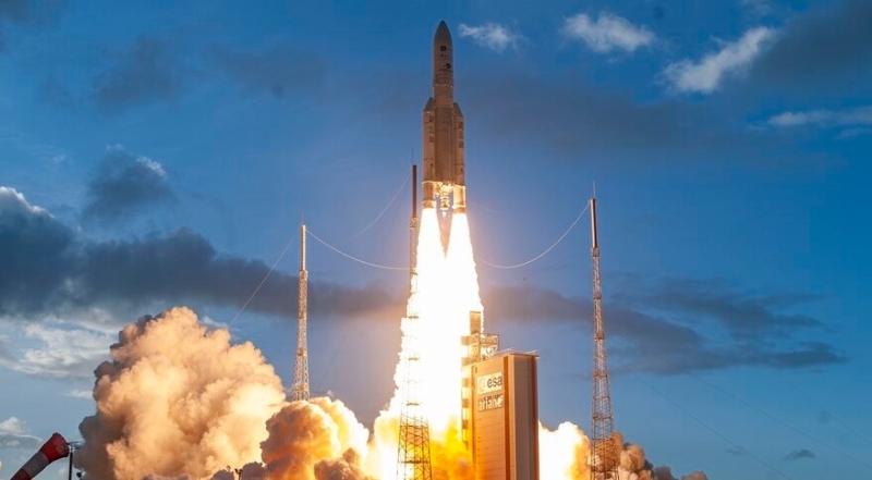阿丽亚娜5号火箭搭载着Quantum通信卫星成功发射。（图：互联网）