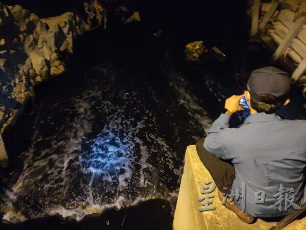 环境局人员接获居民投报，连夜到金金河了解实况，发现河水确实变黑，且飘出异味。