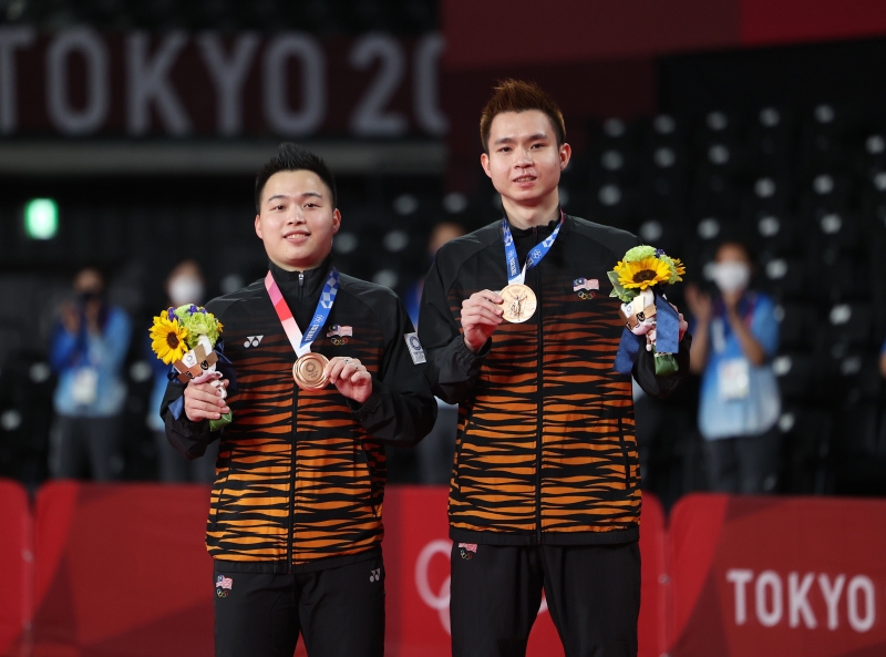 谢定峰（左）与苏伟译夺得大马代表团在东京奥运会的第一枚铜牌，这次成功也将成为他们职业生涯未来面对重大赛事的宝贵动力。（马新社照片）