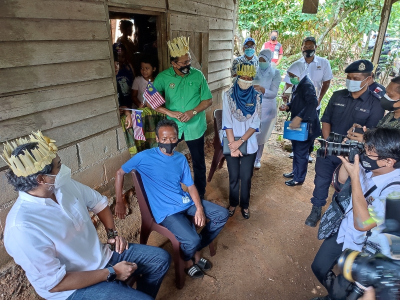 凯里（左一）于周日早上，巡视森州仁保县巴都伯迪原住民村落的流动疫苗接种计划，并与原住民交流。