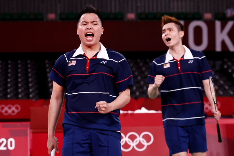 谢定峰（左）与苏伟译收获东京奥运会铜牌后，他们在3年后的巴黎奥运会将朝金牌前进。（欧新社照片）