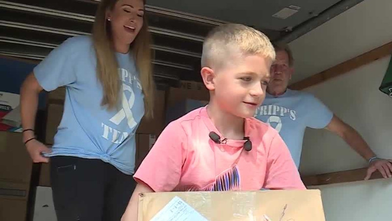 7岁的特里普·休斯为儿童慈善医院捐赠一大卡车的玩具。（互联网照片）
