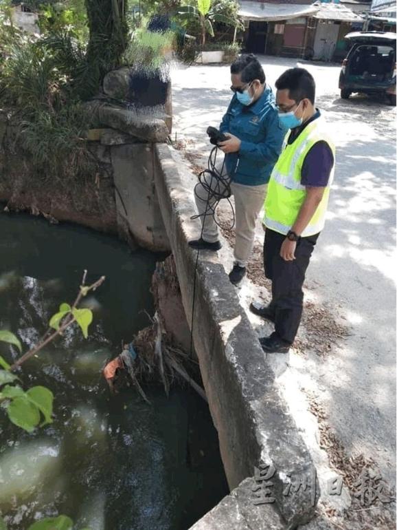 官员就地化验河水，以了解是否受污染。

