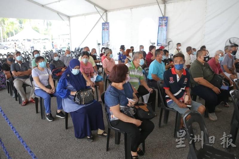 “辉煌条纹飘扬”活动这次选在怡保英迪拉慕丽亚体育馆疫苗接种中心举行，周日的接种中心与平常一样有许多民众前往等候接种。