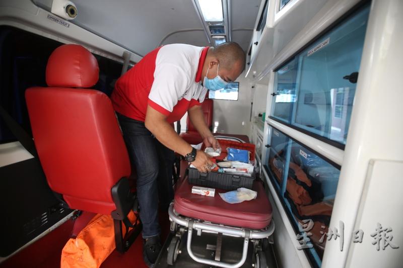 在出任务之前，莫哈末纳兹里必定期检查车内急救设备与药物。