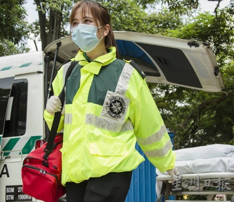 蔡明桔目前是新山圣约翰救伤队唯一的救护车女司机。（照片由受访者提供）