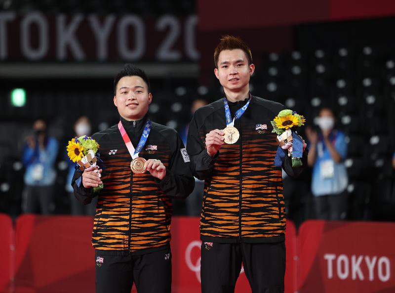 谢定峰（左）和苏伟译成功夺得男双铜牌，也是大马在东京奥运首枚奖牌。（马新社图）