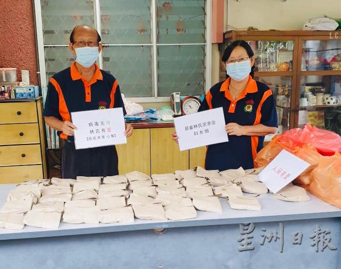 林宇田（左起）与赵丽丽分配“爱心餐”发送到所需的42个家庭。