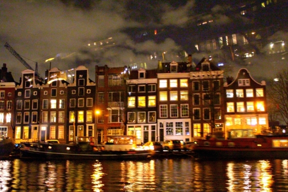 记录此时此刻在阿姆斯特丹的运河上，描绘出这座城市独特的景色。

