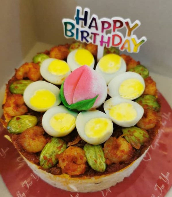 郑玲玲用创意设计的“参峇臭豆虾蛋糕”。