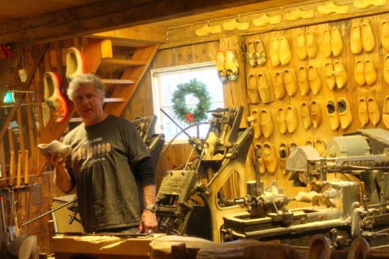 “木鞋馆”有资深专业的鞋匠负责讲解木鞋的由来、演变和制作过程。

