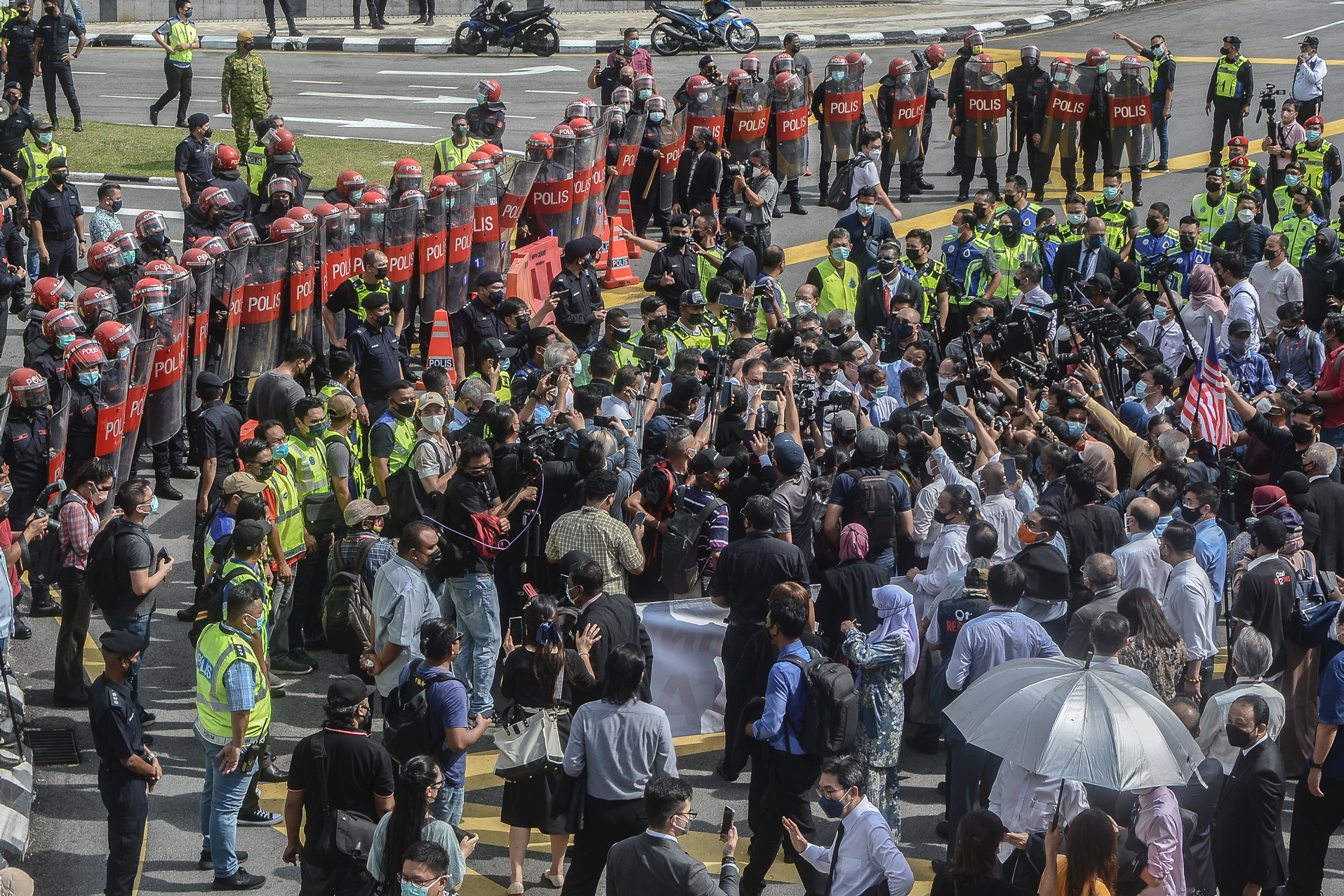 一众在野党议员游行去国会，受到警队人墙封堵。（马新社图）