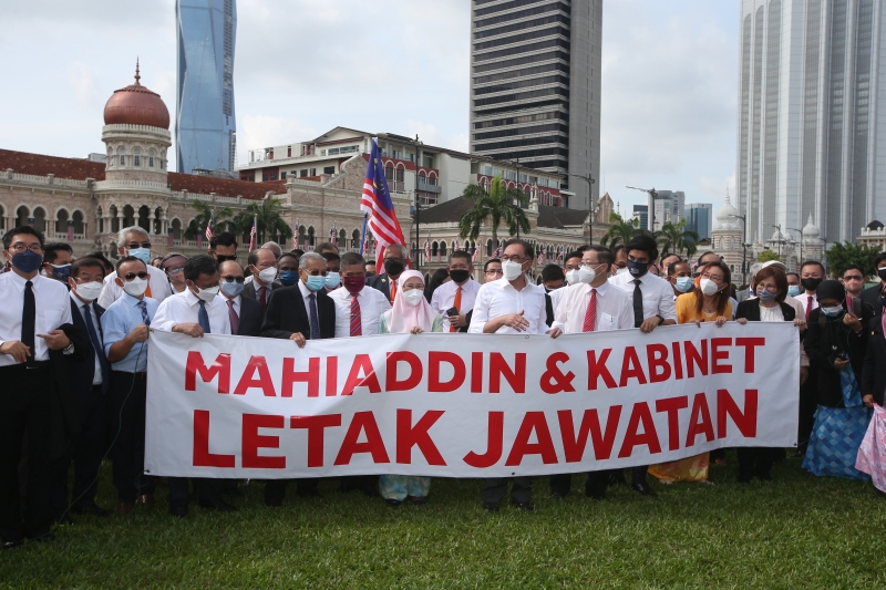 多名反对党领袖与议员包括敦马哈迪、安华、林冠英、末沙布，及沙菲益等人，今早聚集在吉隆坡独立广场外围，抗议政府展延国会特别会议。（本报摄影）