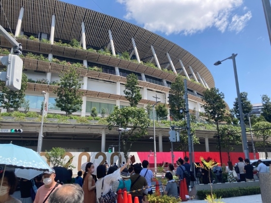 东京奥运开幕隔天，陈韦菘到主场馆走走，发现大批民众也来打卡拍照。（陈韦菘摄）