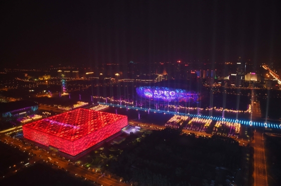 2014年，亚太经济论坛在北京举行时，水立方和鸟巢的夜景。（新华社）