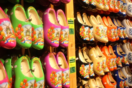 “荷兰四宝”之一的荷兰木鞋, 它们的美都是不可替代的独一无二。

