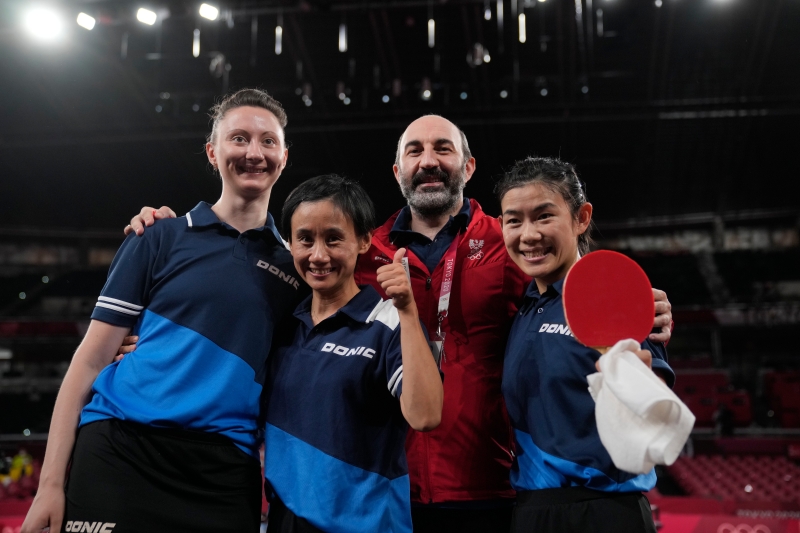 奥地利华裔乒乓球运动员刘佳（左二）积极为河南灾民捐款，并带动了外国队友。（美联社照片）