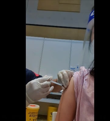 女事主于在其个人脸书帐号“Emma Soh”发布视频和撰文阐述事发经过。她控诉，当时漏出的疫苗很多，不止视频中只看到的4滴，因为她可以感觉到，接种的手臂有大量的液体流下。