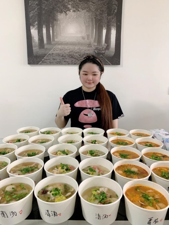 黄诗莹每日在家烹煮午餐为有需要人士送饭，希望他们都吃得温饱。（照片由受访者提供）


