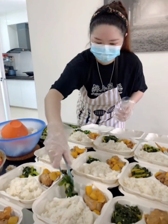 靠食谱学厨的黄诗莹，如今将厨艺化为爱心，每天烹煮不同的菜色给有需要者。（照片由受访者提供）