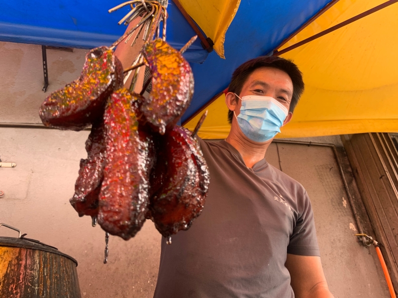 人气最旺盛的叉烧出炉啦！梁进杰多年来讲求烧腊热腾腾出炉，让食客吃到最有温度、有品质的烧腊。