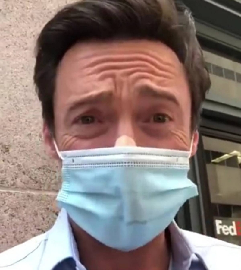 鼻子上贴着胶布的晓治积曼，在视频中承认自己刚刚再次为基底细胞癌做了检查。