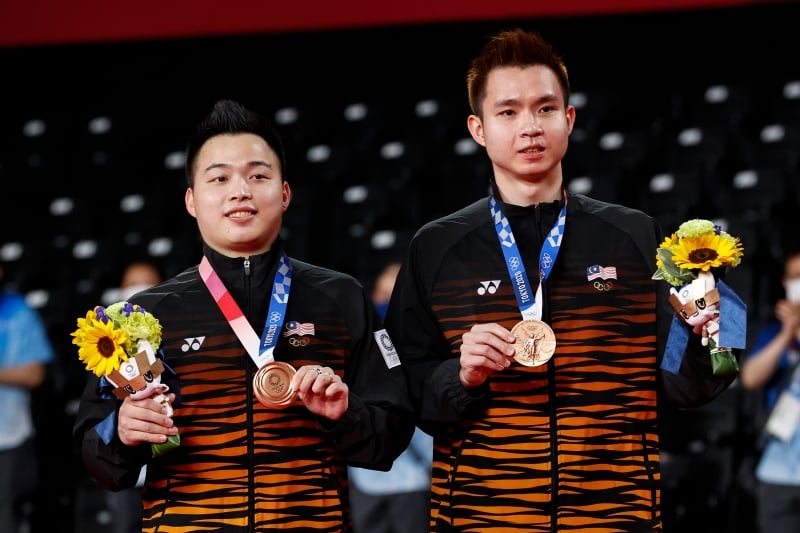 谢定峰（左）与苏伟译夺得东京奥运会羽球男双铜牌，已确定将至少获得国家体育理事会和大马羽总的28万7500令吉奖励金。（欧新社照片）