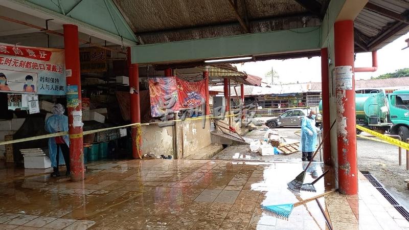 仁保市议会派人到马口公市协助贩商清理环境，准备5日重新启业。