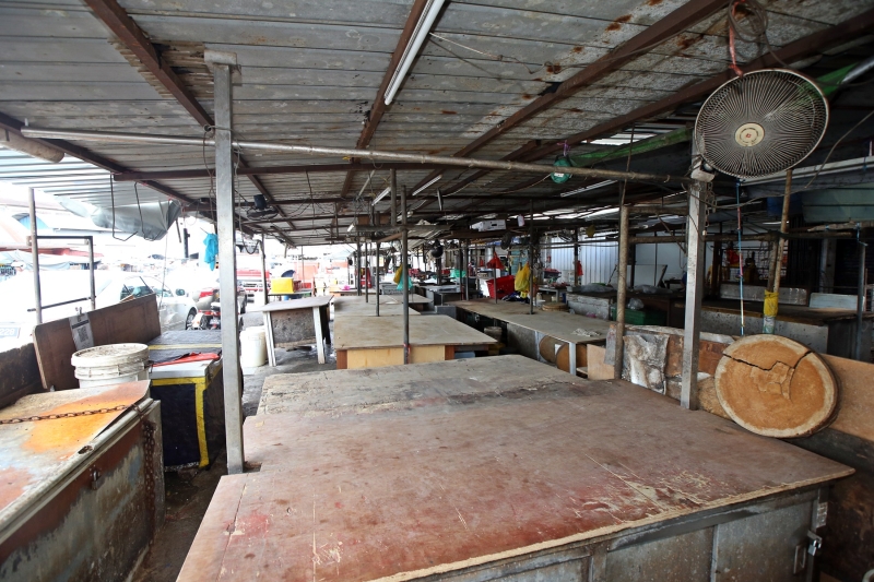 尽管半山芭露天巴刹的猪肉档都有搭棚，惟吉隆坡市政局依然将其归类为露天巴刹，禁止小贩营业。

