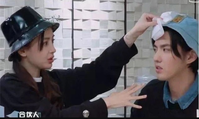 Angelababy和吴亦凡曾于2019年一起上综艺节目《潮流合伙人》。