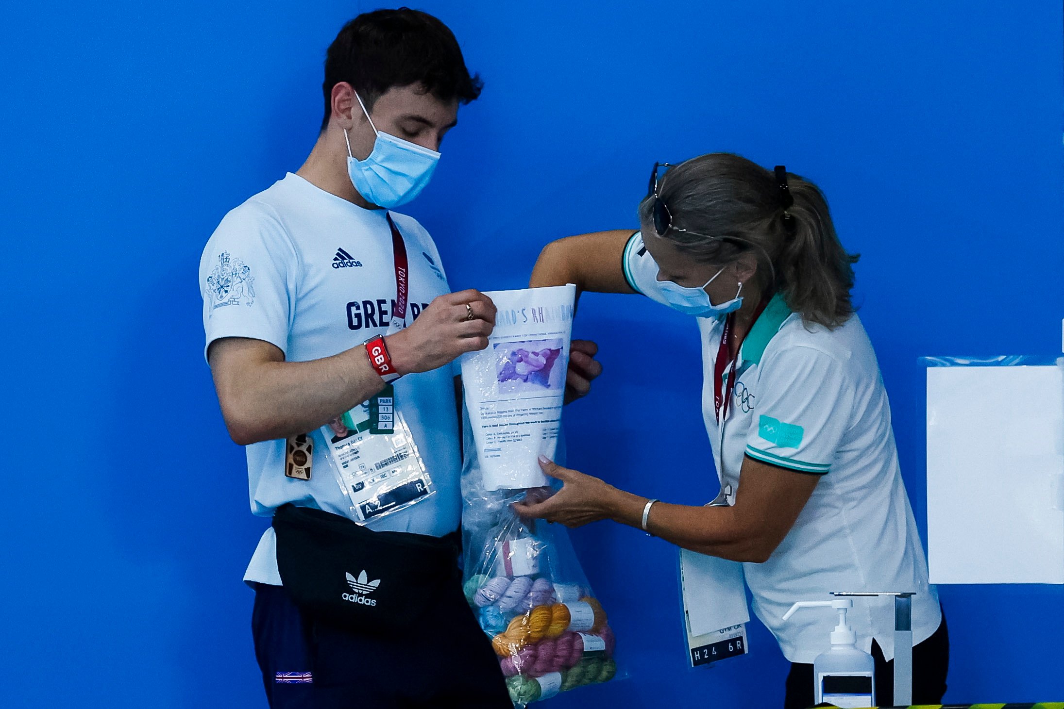 英国跳水王子戴利（左）在男子3公尺跳板决赛期间，携带了一袋羊毛用于编织。（欧新社照片）


