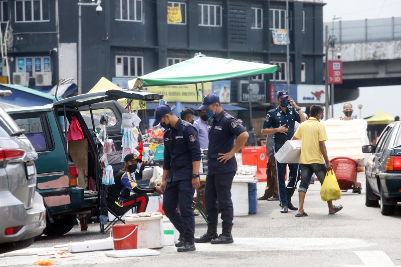吉隆坡市政局执法人员每日都会到半山芭露天巴刹巡视。

