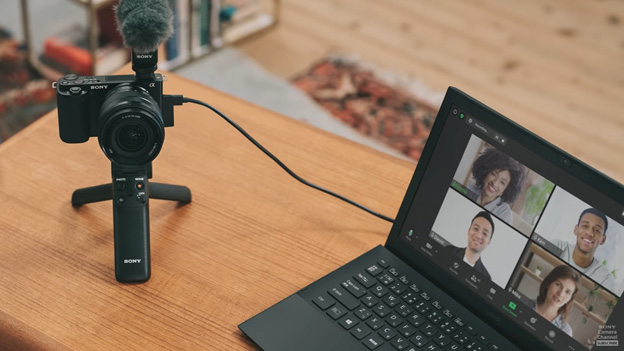 用户可以将ZV-E10变成Webcam镜头开播，瞬间提升整个直播画质。