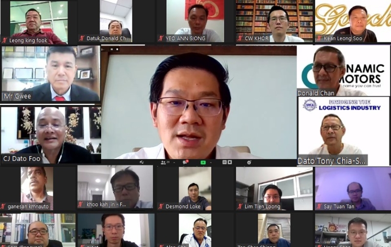 林万锋（中）在线上会议中聆听马来西亚商用车商协会的心声。