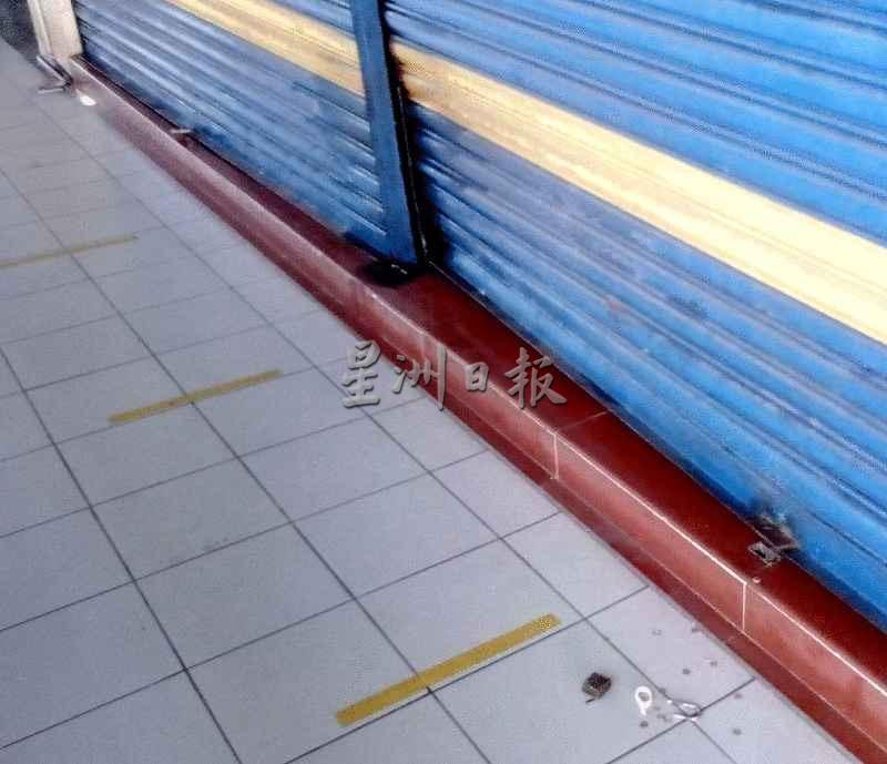 其中一个尚未开门营业的单位,铁卷门被窃贼弄凹;右下方也出现被窃贼弄坏的锁头。 其中一个尚未开门营业的单位,铁卷门被窃贼弄凹;右下方也出现被窃贼弄坏的锁头。